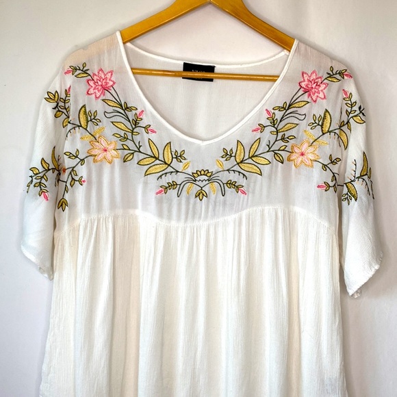Vici Embroidered Floral Bohemian Top Size M - Picture 3 of 8